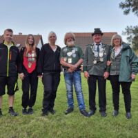 Schützenkönig „Yogi“ Hans-Josef Perau mit seiner Königin Silvia Janssen, Ministerin Kelly Janssen
mit Jannik Brinkmann sowie Minister Werner Krenz mit Ehefrau Anita.